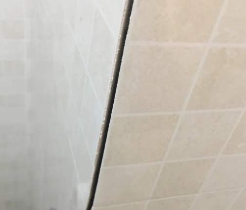 梁园瓷砖空鼓维修公司分享阳台瓷砖脱落的修复过程可以分为以下几个步骤